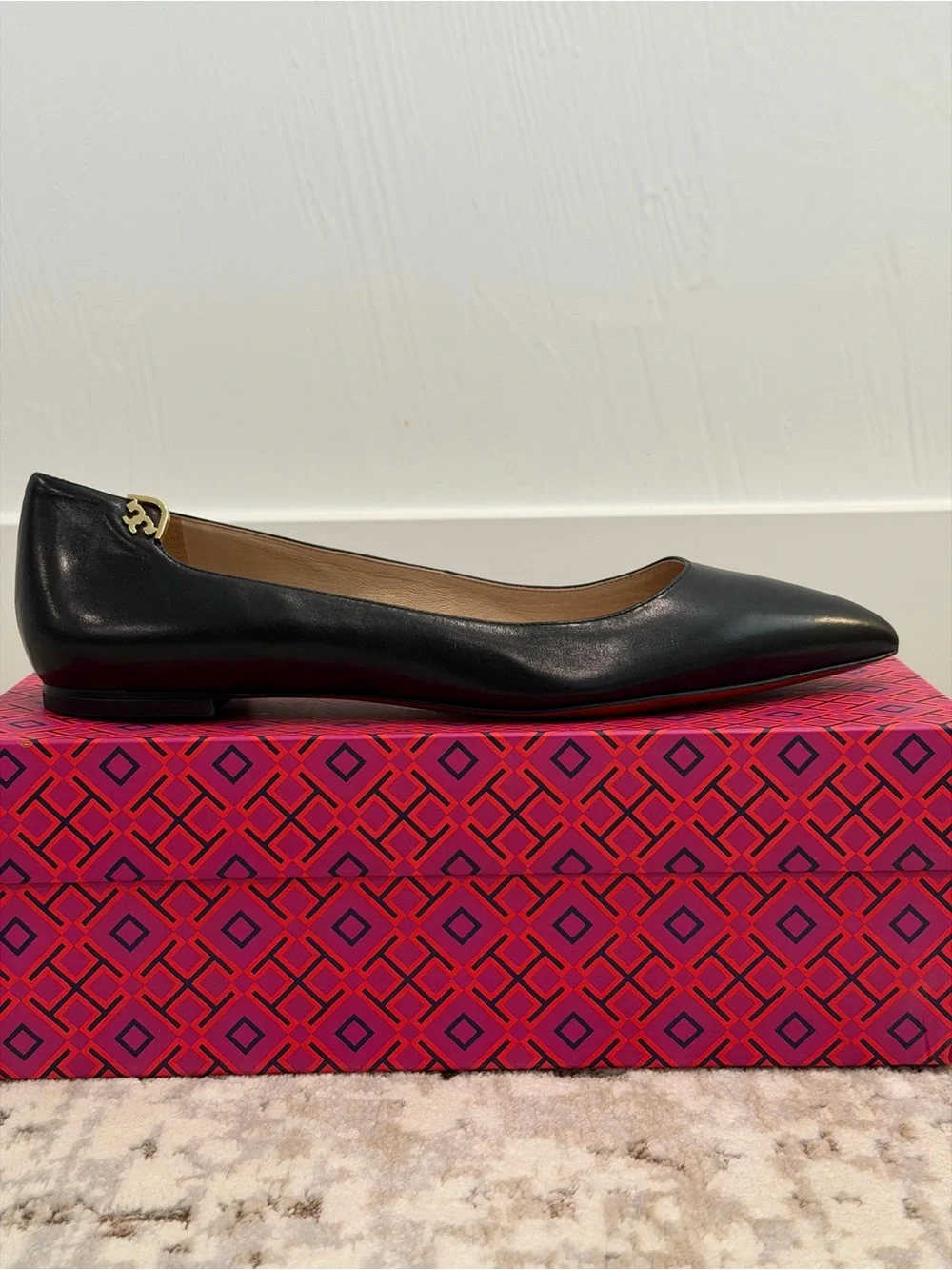 Tory Burch Elizabeth Pointed Toe Ballet Flat in black leather w/Gold Logo Sz 9